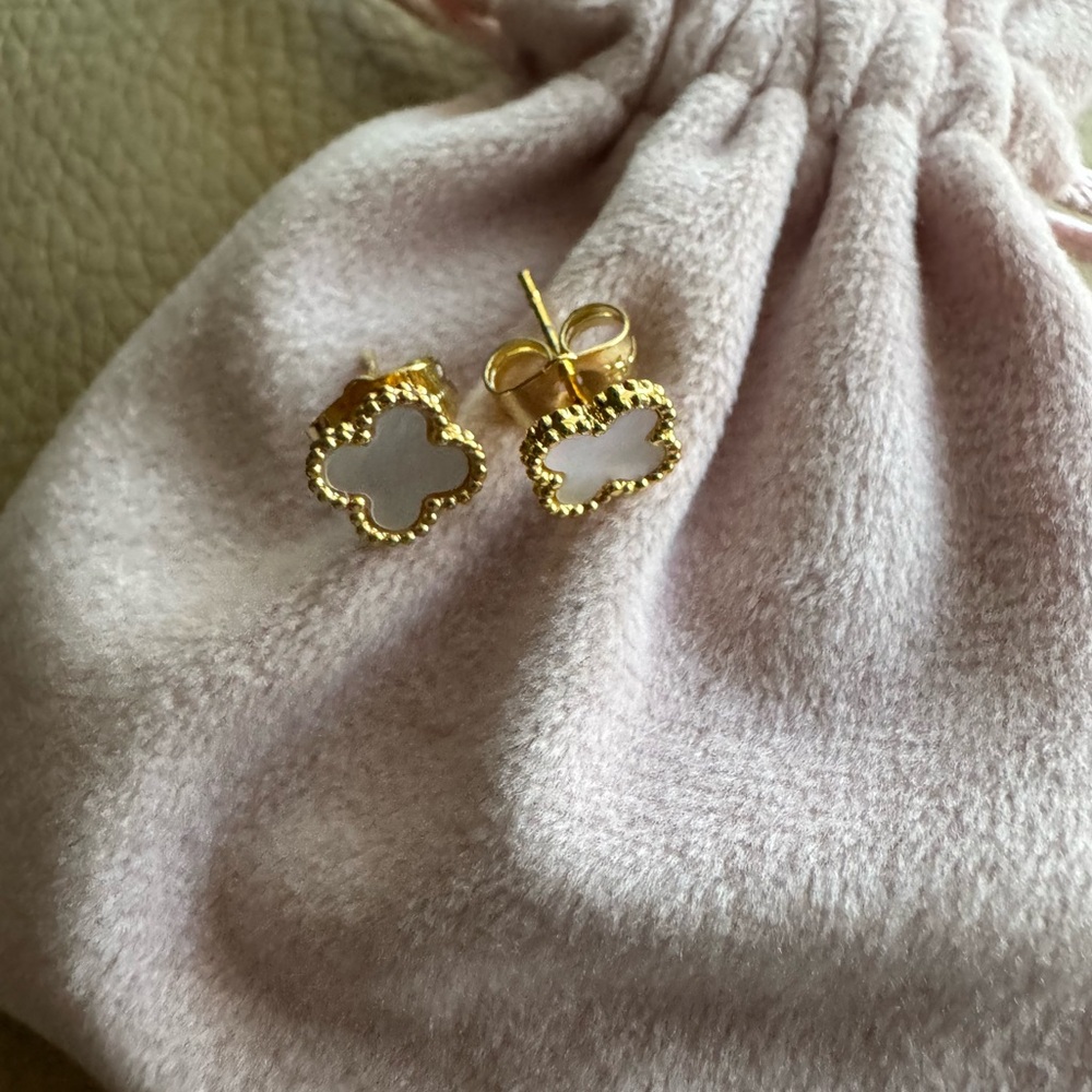 Mini Mother of pearl Clover Stud Earrings-